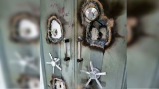 Thieves robbed a gold shop in Kamothe
