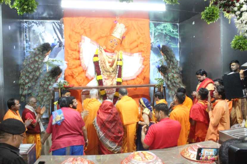 नाशिकच्या सप्तश्रृंग गडावर नवरात्रोत्सवास उत्साहात प्रारंभ झाला.