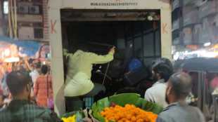 Goods worth one lakh seized from hawkers in East Railway Station area in dombivali