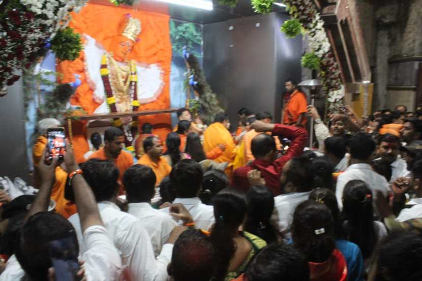 मंदिराचे अध्यक्ष वर्धन पी. देसाई यांच्या हस्ते घटस्थापनेची महापूजा करण्यात आली.