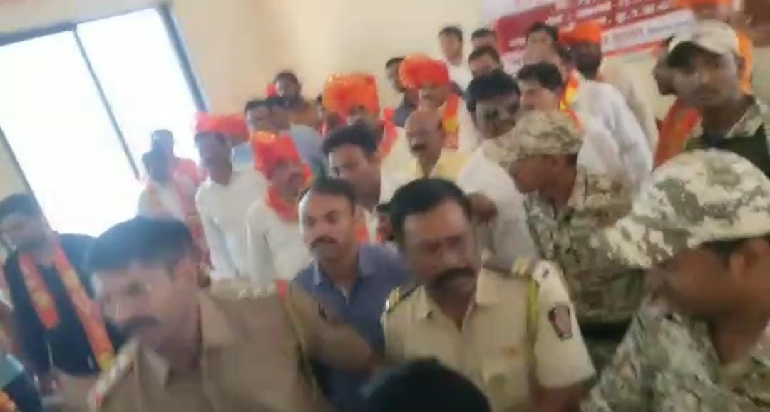 eknath shinde group vs uddhav thackeray group fight In buldhana