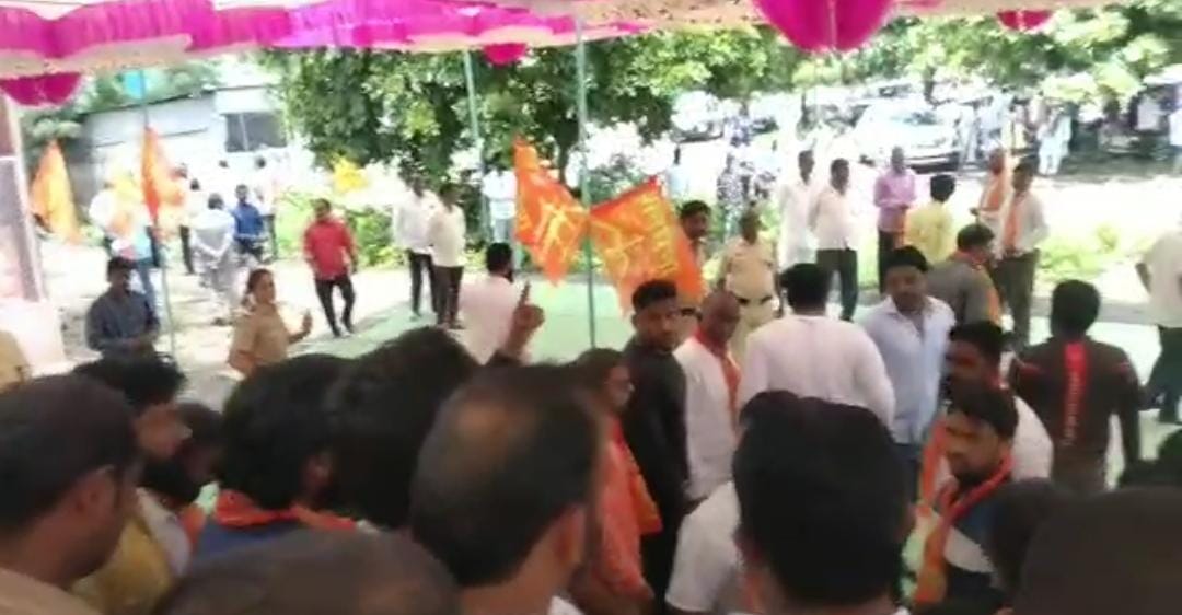 eknath shinde group vs uddhav thackeray group fight In buldhana