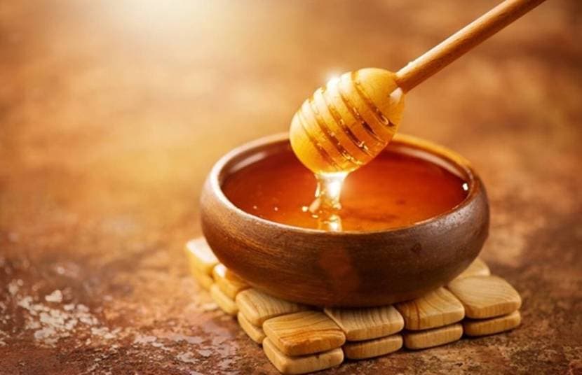 चहा, मिठाई, सिरप आणि इतर गोड पदार्थांमध्ये साखरेचा नैसर्गिक पर्याय म्हणून मधाचा वापर केला जाऊ शकतो.