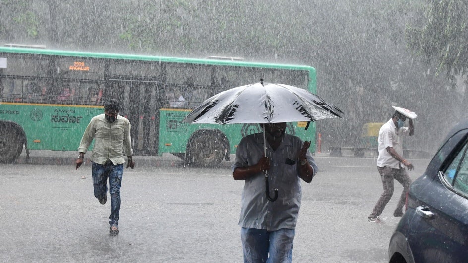 मुसळधार पावसामुळे हवामान विभागाकडून बंगळूरुसह कर्नाटकात ऑरेंज अलर्ट जारी करण्यात आला आहे.