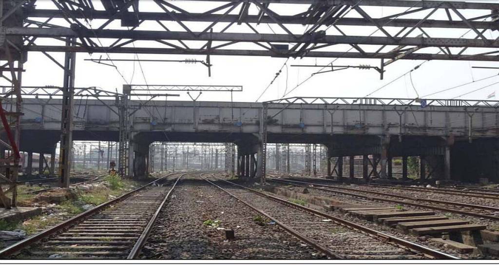 Demolition of Karnak flyover started The bridge will be demolished in three months