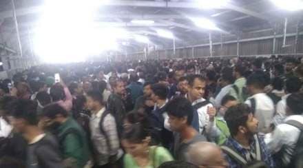 प्रवाशांना फलाटावर उभे राहण्यासही जागा शिल्लक नव्हती