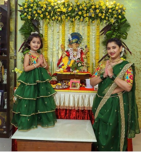 'परी'ने आईसोबत केलं Twinning