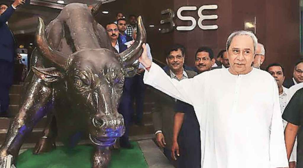 गुंतवणुकीला आकर्षित करण्यासाठी मुंबईच्या दौऱ्यावर असलेले ओडिशाचे मुख्यमंत्री नवीन पटनाईक यांनी गुरुवारी मुंबई शेअर बाजाराला भेट दिली.