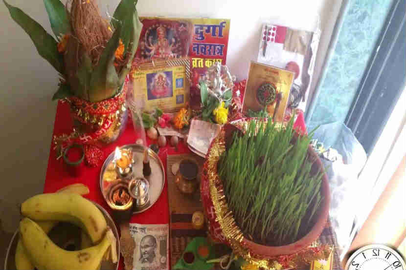 घरोघरी घटाची स्थापना करुन नवरात्र उत्सवाची सुरुवात करण्यात आली.
