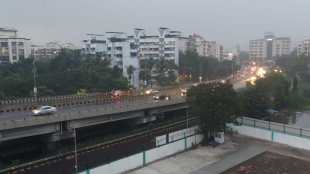 After the light of the vehicles on the road, the street lights flash navi mumbai