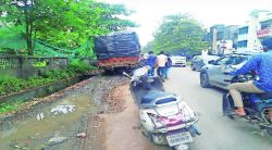 रस्त्यावरच पार्किंग; बोईसरच्या रस्त्यांवर अवजड वाहनांच्या बेकायदा पार्कींगमुळे अपघातांना आमंत्रण, कारवाईकडे दुर्लक्ष