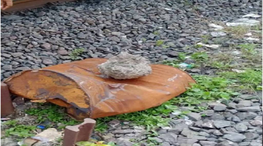 मुंबईत लोकलच्या मार्गात घातपाताचा प्रयत्न? रुळावर आढळला लोखंडी ड्रम, मोटरमनमुळे अनर्थ टळला