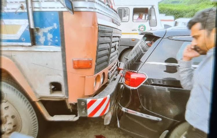 nitesh rane s wife s minor car accident nitesh rane s wife s minor car accident