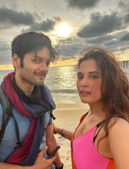 पण पाहुणे मंडळी हातात मोबाइल फोन असला तरी रिचा-अलीच्या लग्नाचे फोटो क्लिक करू शकणार नाहीत.