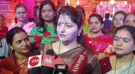 रुपाली चाकणकर प्रसारमाध्यमांशी बोलताना