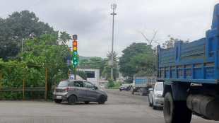 Navi Mumbai drivers confused that all three lights of signal were same time thane belapur tarffic police