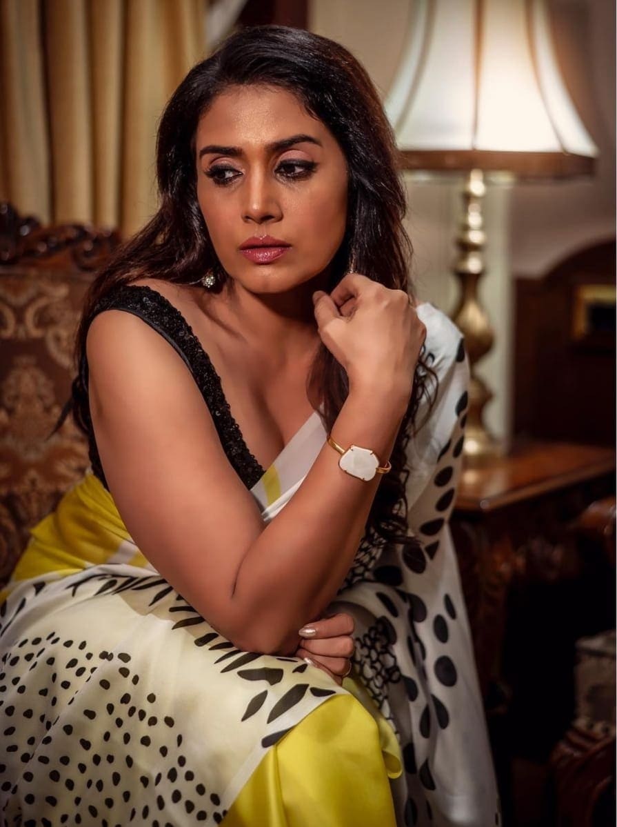 sonali kulkarni 11