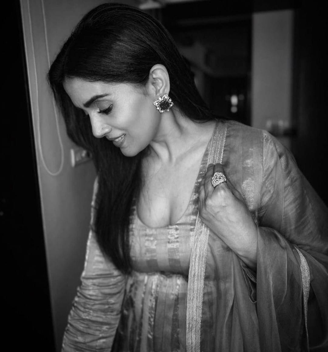 sonali kulkarni 566