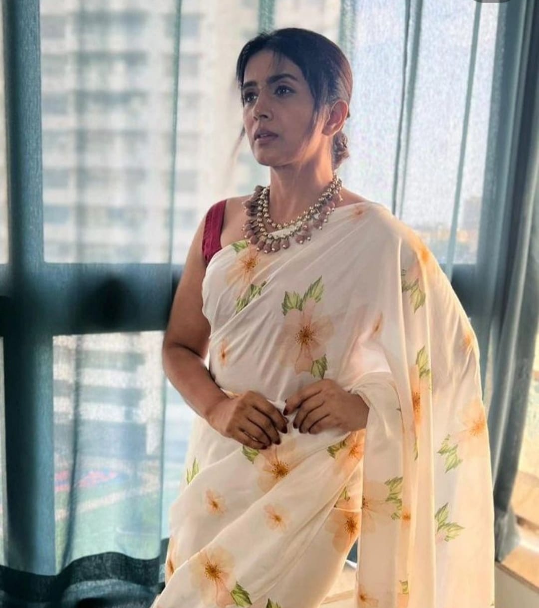 sonali kulkarni 8