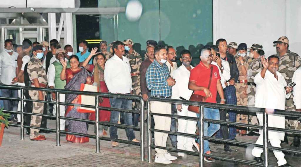 झारखंडमधील सत्ताधारी आघाडीचे आमदार रविवारी रायपूर येथून रांचीला पोहोचले. झारखंडमधील सत्ताधारी आघाडीचे आमदार रविवारी रायपूर येथून रांचीला पोहोचले.