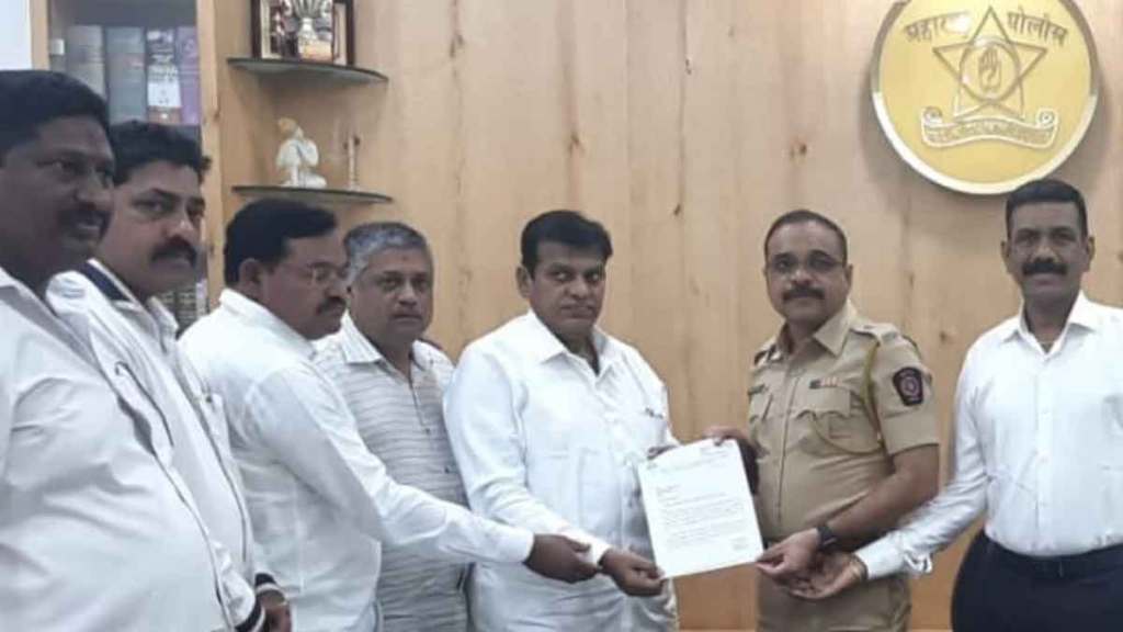  बंड्या साळवी यांच्या मदतीसाठी शिंदे समर्थक असलेले आमदार भोईर यांनी थेट पोलिस उपायुक्त सचिन गुंजाळ यांची भेट घेतली