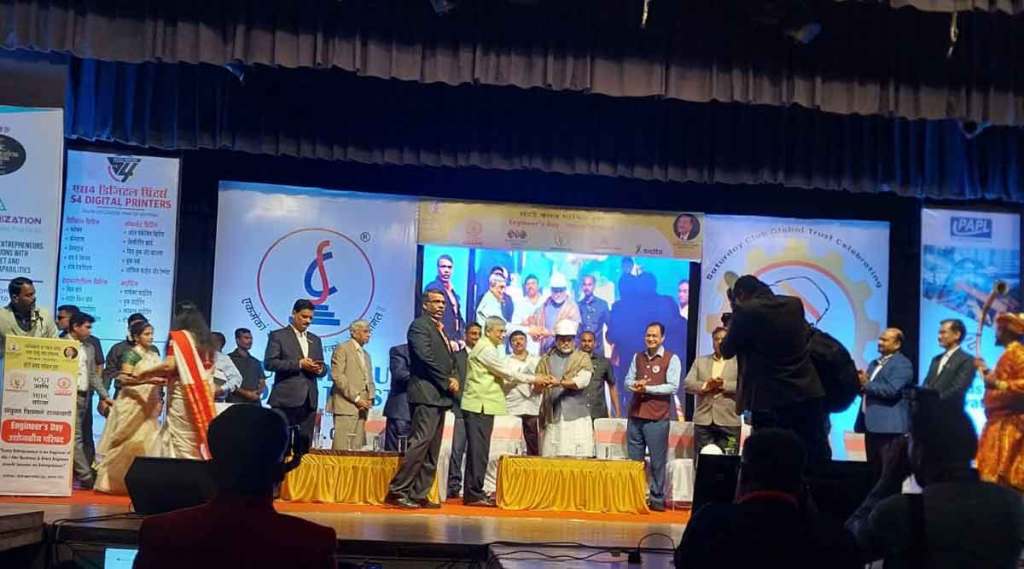 ‘फॉक्सकॉन’ गेला म्हणून बोंबा ठोकणाऱ्यांकडून यापूर्वी मराठी उद्योजकांची छळवणूक ; उद्योग मंत्री उदय सामंत यांची टीका  ‘फॉक्सकॉन’ गेला म्हणून बोंबा ठोकणाऱ्यांकडून यापूर्वी मराठी उद्योजकांची छळवणूक ; उद्योग मंत्री उदय सामंत यांची टीका