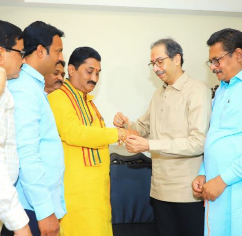 uddhav thackeray and mahant sunil maharaj