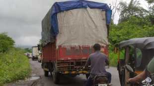 Traffic slows down on Uran Panvel road due to potholes