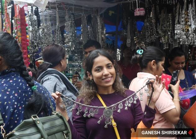 मुंबईतील भुलेश्वर मार्केटमध्ये नवरात्रोत्सवापूर्वी दागिन्यांची खरेदी करताना एक महिला. (गणेश शिर्सेकर यांचे एक्सप्रेस फोटो)