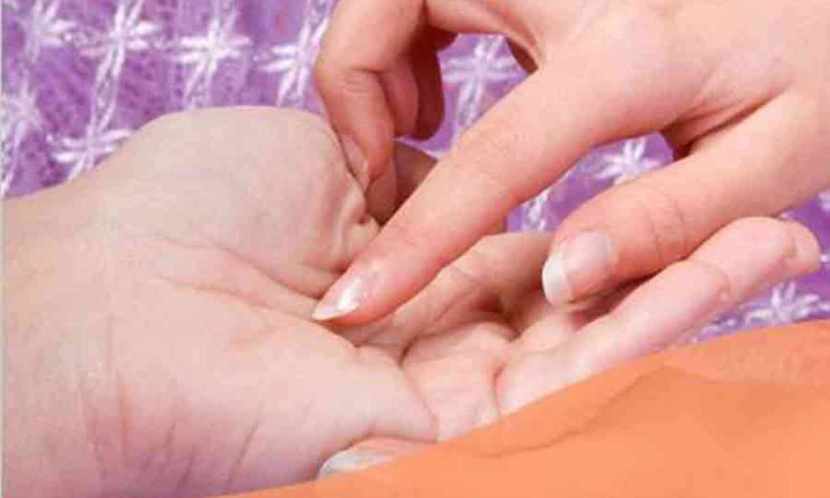 आपल्या हातातील व पायाच्या तळव्यातील मध्य भागी पाठीशी जोडलेले ऍक्युप्रेशर पॉईंट असतात, पाठदुखी होत असल्यास अलगद हाताने हे पॉईंट दाबू शकता.