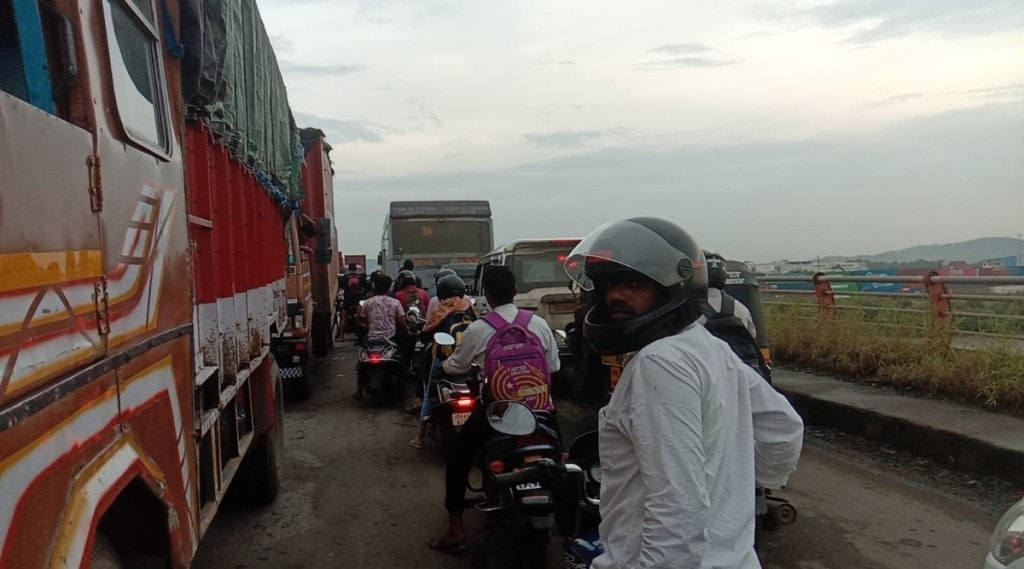 Heavy traffic over Khoptakhadi bridge Heavy traffic over Khoptakhadi bridge