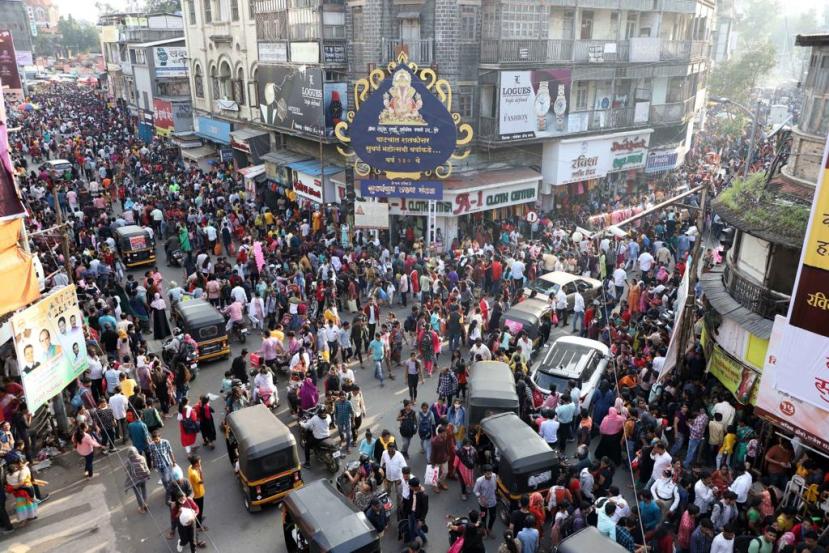 गेल्या दोन वर्षात दिवाळी निर्बधात गेल्यामुळे बाजारपेठा ओस पडल्या होत्या.