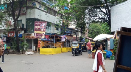 डोंबिवली-कल्याणमधील रस्त्यांवर थाटली फटाक्यांची दुकाने डोंबिवली-कल्याणमधील रस्त्यांवर थाटली फटाक्यांची दुकाने