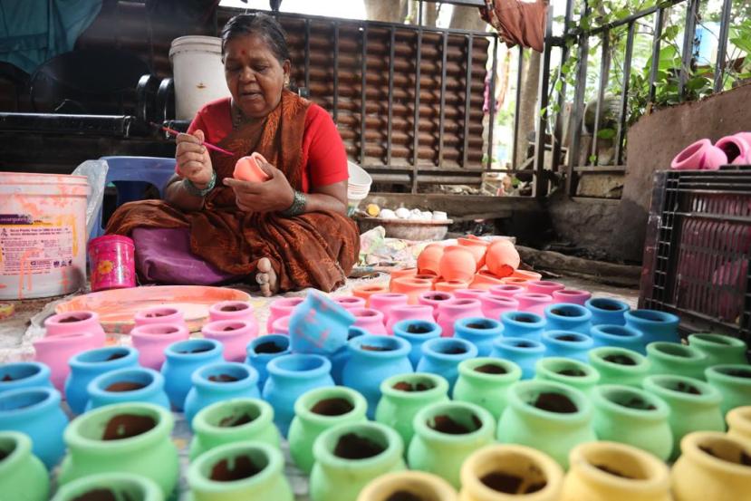 मात्र, यंदा निर्बंधाविना दिवाळी साजरी करता येत असल्यामुळे नागरिकांमध्ये उत्साहाचं वातावरण आहे.