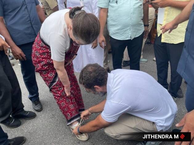 दरम्यान, यावेळी सोनिया गांधी यांच्या बुटाची लेस सुटल्याचे लक्षात येतात, राहुल गांधी यांनी खाली बसून लेस बांधून दिली. आई-मुलाच्या या प्रेमाचा फोटो सोशल मीडियावर चांगलाच व्हायरल होतो आहे.