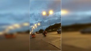 Repair of lamp on Sion-Panvel road