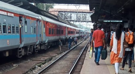 सिंहगड एक्सप्रेसमध्ये चढण्यासाठी प्रवासी घालतायत जीव धोक्यात