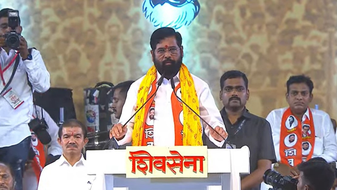 १८. आनंद दिघेंच्या मृत्यूनंतर जेव्हा मी पहिल्यांदा उद्धव ठाकरे यांना भेटलो, तेव्हा त्यांनी विचारपूस करण्याऐवजी आनंद दिघेंची संपत्ती कुठे-कुठे आहे? कुणाच्या नावावर आहे? याबाबत विचारलं - एकनाथ शिंदे