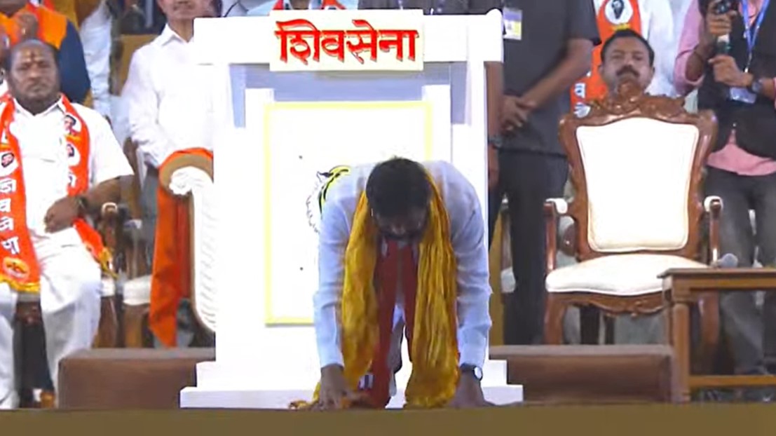 १. मी नतमस्तक झालो कारण राज्याच्या कानाकोपऱ्यातून एवढा मोठा जनसमुदाय आलाय. काही लोक तर रात्रीच आले. पाचची सभा होती, मात्र अनेक कार्यकर्ते आणि पदाधिकारी आधीच आले होते - एकनाथ शिंदे