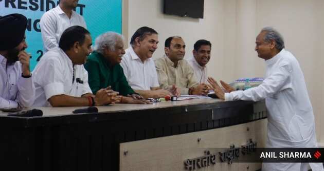 काँग्रेसमधील अन्य नेत्यांनी ही निवडणूक लढवायचे ठरवले असल्यास माझी हरकत नाही, असंही गेहलोत यांनी म्हटलं होतं.