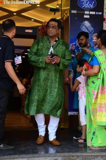 सिनेदिग्दर्शक अनुराग बासु यांनीही देवीच्या दर्शन घेतले. (सर्व फोटो - Varinder Chawla)