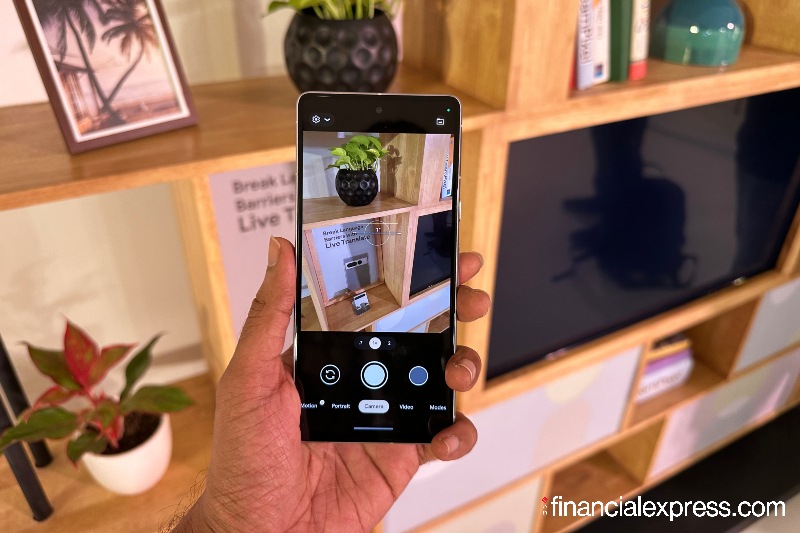 Google Pixel 7 डिस्प्ले : Pixel 7 (२,४००x १,०८० पिक्सेल) रिझोल्यूशन आणि ९०Hz रिफ्रेश रेटसह ६.३२ इंचाचा फुलएचडी+ OLED डिस्प्ले दाखवतो. डिस्प्लेसह चांगले आणि शार्प रंग पहायला मिळतात. डिस्प्लेसोबत नेहमी डिस्प्लेवर आणि HDR सपोर्ट उपलब्ध असतो. डिस्प्लेचा टच आणि स्क्रोलिंग स्मूथ आहे.