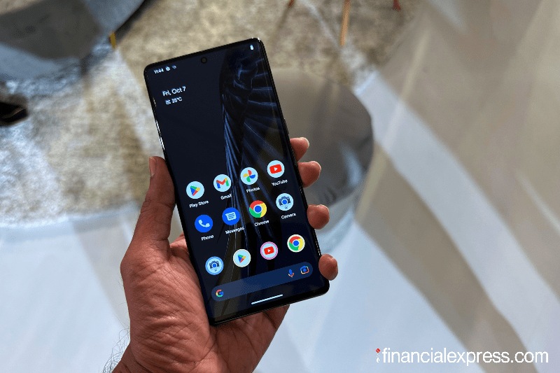 Google Pixel 7 डिझाइन: मॅट अॅल्युमिनियम बॉडी डिझाइन Pixel 7 सह उपलब्ध आहे. हे रिसायकल मटेरियलपासून बनवल्याचा कंपनीचा दावा आहे. फोनची रचना टिकाऊ आणि प्रीमियम आहे. फोनला वॉटर रेसिस्टंटसाठी IP६८ रेटिंग मिळते. तसेच, फोनच्या डिस्प्लेवर कॉर्निंग गोरिल्ला ग्लास व्हिक्टसचे संरक्षण उपलब्ध आहे. व्हॉल्यूम बटण आणि पॉवर बटण फोनच्या उजव्या बाजूला उपलब्ध आहेत. डिझाईनच्या बाबतीत हा फोन उत्तम आहे.