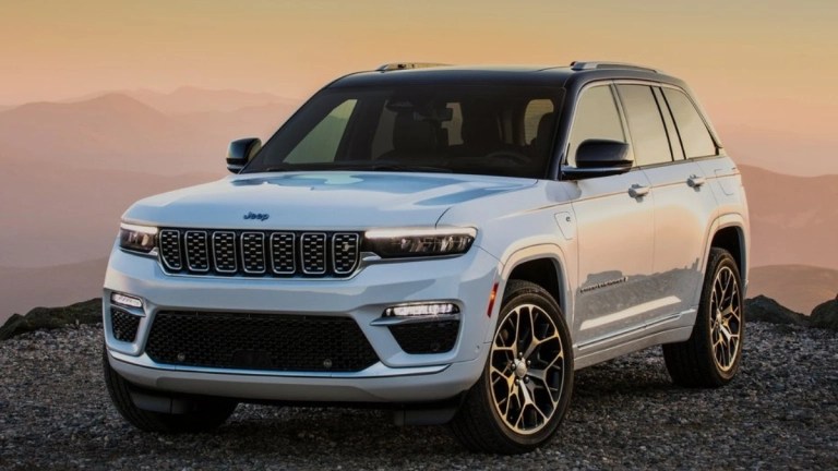 Jeep Grand Cherokee - जीप ११ नोव्हेंबर रोजी आपली नवीन फ्लॅगशिप SUV Grand Cherokee लॉन्च करेल. हे कंपनीचे चौथे स्थानिक असेम्बल मॉडेल असेल. हे वाहन २.०-लिटर टर्बो-पेट्रोल इंजिनद्वारे समर्थित असेल जे मानक म्हणून ८-स्पीड ऑटोमॅटिक ट्रान्समिशनशी जोडले जाईल. यामध्ये तुम्हाला फोर-व्हील ड्राइव्ह आणि निवडण्यायोग्य भूप्रदेश (ऑटो, स्पोर्ट, मड/वाळू आणि बर्फ) पाहायला मिळतील. (Photo-loksatta)