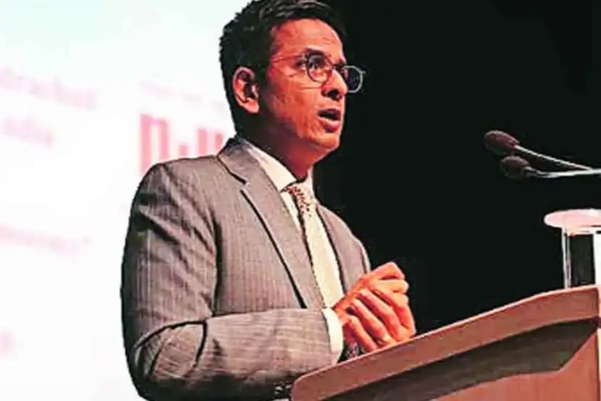 धनंजय चंद्रचूड हे सध्या सर्वोच्च न्यायालयातील सर्वात ज्येष्ठ न्यायमूर्ती आहेत. ते १० नोव्हेंबर २०२४ ला निवृत्त होत आहेत. त्यामुळे आता त्यांना सरन्यायाधीश म्हणून दोन वर्षांचा कालावधी मिळणार आहे.