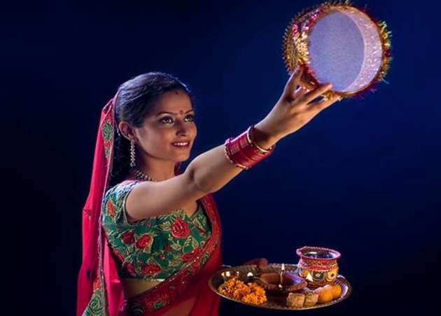 ज्याप्रमाणे आपल्याकडे वटपौर्णिमा हा सण थाटात साजरा केला जातो, त्याप्रमाणे उत्तर भारतामध्ये करवा चौथला महत्त्व आहे.