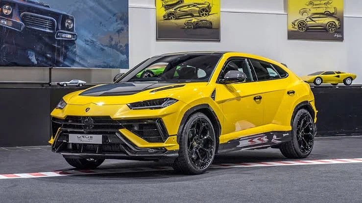 Lamborghini Urus Performante - नवीन Urus Performante ही आउटगोइंग Urus सुपर-SUV ची फेसलिफ्टेड आवृत्ती आहे. या एसयूव्हीचे ऑगस्टमध्ये परत अनावरण करण्यात आले. लॅम्बोर्गिनी उरुस परफॉर्मन्स एसयूव्हीला ब्लॅक-आउटसह मोठे २२/२३-इंच अलॉय व्हील, एअर व्हेंट्स आणि कार्बन फायबर हूडसह रॅप-अराउंड Y-आकाराचे एलईडी टेललॅम्प, नवीन आकाराचे बंपर आणि DRL सह स्वेप्ट-बॅक एलईडी हेडलाइट्स पाहायला मिळतात. Urus Performante ची डिलिव्हरी २०२२ च्या समाप्तीपूर्वी सुरू होईल. (Photo-financialexpress)