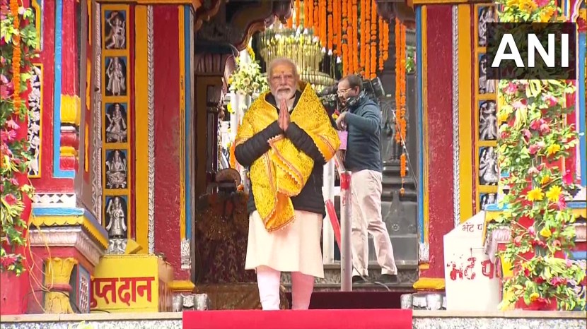 त्यांनी बद्रीनाथ मंदिराला भेट दिली आणि दर्शन घेतले.