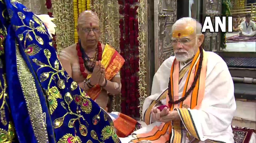 “शंकराच्या सहवासात काही सामान्य नाही. सर्व काही अलौकिक, विलक्षण आहे. अविस्मरणीय, अविश्वसनीय.” असं मोदींनी म्हटलं आहे.