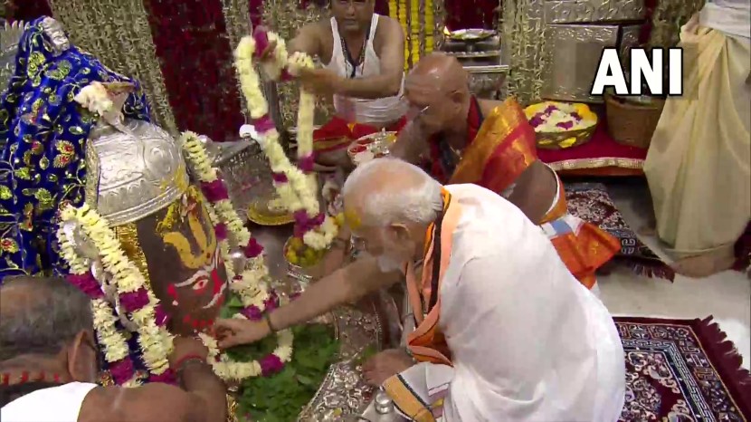 कॉरिडॉरचे उद्घाटन करण्यापूर्वी मोदींनी महाकालमध्ये भगवान शिवाची पूजा केली.